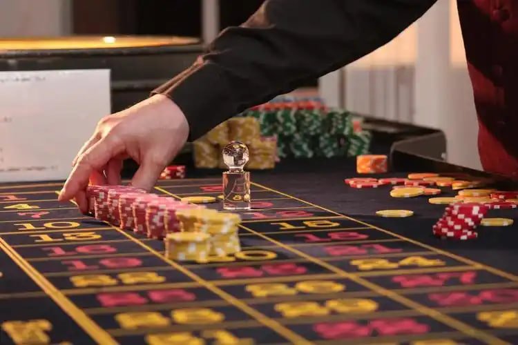 Live baccarat table with real dealer on kkkjili app Philippines